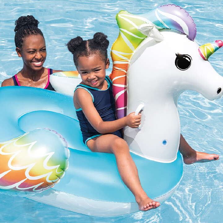 Mädchen im Pool auf Bestway Schwimmtier Einhorn 800x800